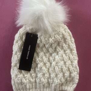 Czapka z daszkiem Caspar, dzianinowa czapka z wełny w kolorze białym z dużym daszkiem ze sztucznego futra