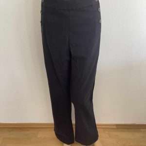 Arizona uitlopende broek met knopen, in zwart, maat 46