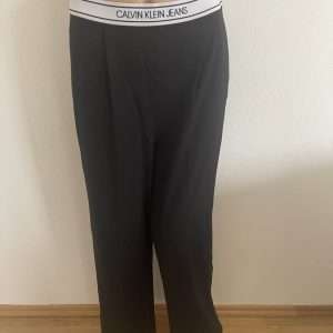 Calvin Klein Bundfaltenhose mit Logobund, in Schwarz, Gr. S