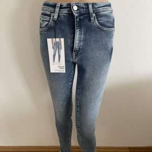 Calvin Klein CKJ 010 HIGH RISE SKINNY ANKLE, в синем цвете, размер W27