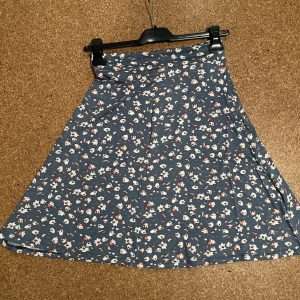 Sommerrock Fiona, mit Blumenmuster, in Hellblau, Gr. L