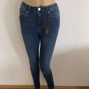 Dżinsy skinny Tanya marki Vero Moda, ciemnoniebieski denim, rozmiar S/32